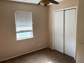 1906 Sunnyside Rd in Floresville, TX - Building Photo - Building Photo