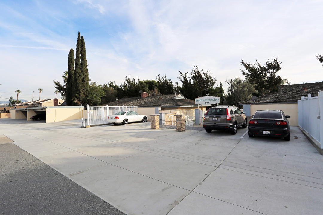 Garden Terrace Apartments in Santa Ana, CA - Building Photo