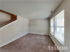 5162 Sandwood Dr in Indianapolis, IN - Foto de edificio - Building Photo