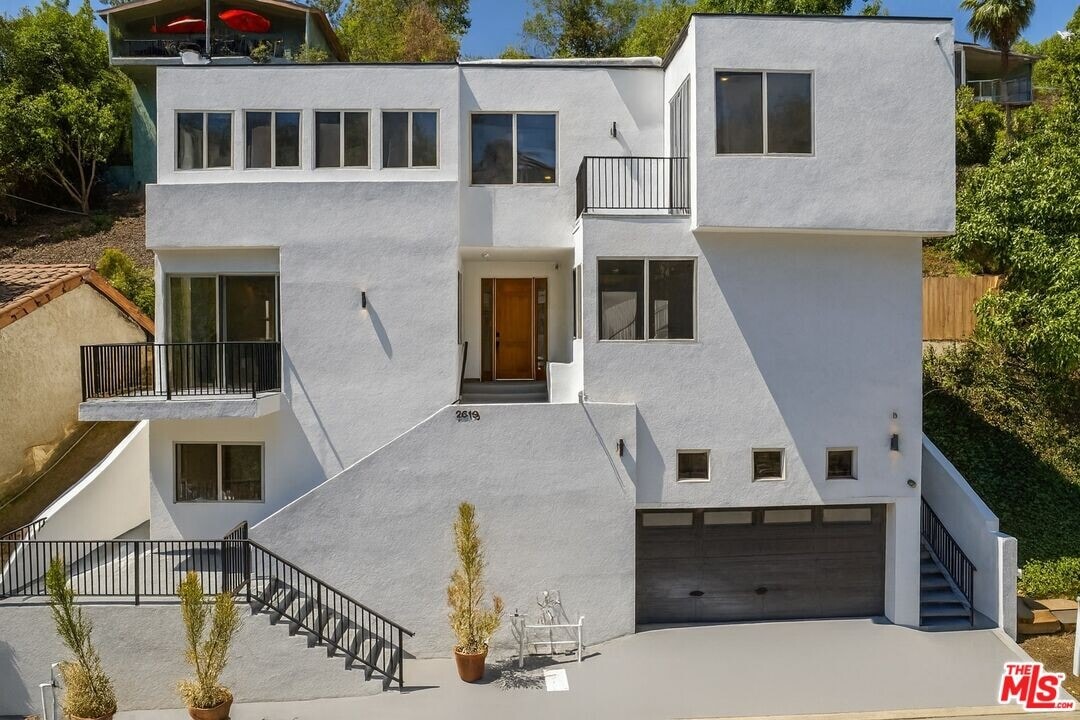 2619 Rinconia Dr in Los Angeles, CA - Building Photo