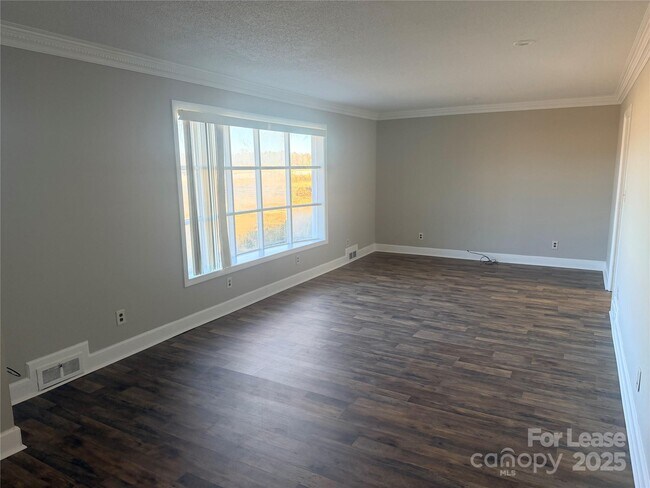 5226 Indian Trail Fairview Rd in Indian Trail, NC - Foto de edificio - Building Photo