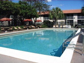 8820 Royal Palm Blvd in Coral Springs, FL - Foto de edificio - Building Photo