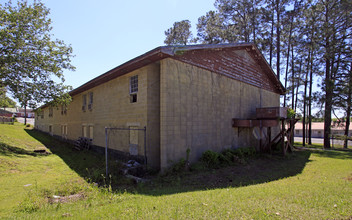 569 W Base St in Madison, FL - Foto de edificio - Building Photo