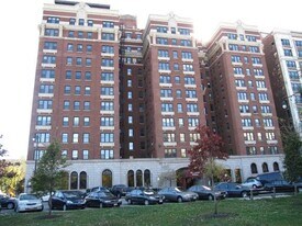 5300 S Shore Dr in Chicago, IL - Building Photo
