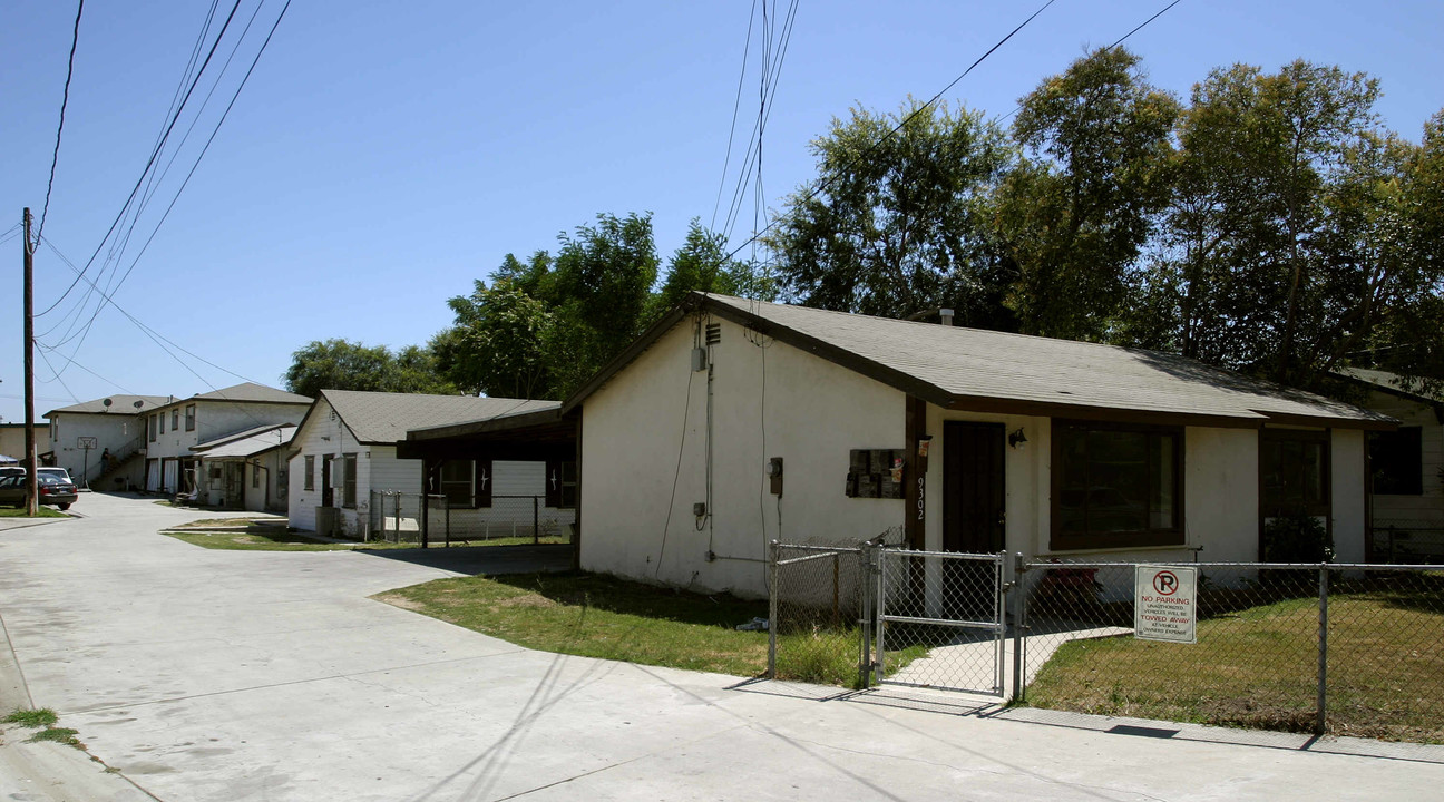 9302 Elm Vista Dr in Downey, CA - Foto de edificio