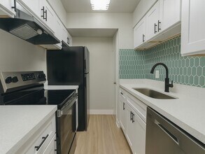 6402 Del Monte Dr in Houston, TX - Building Photo - Building Photo