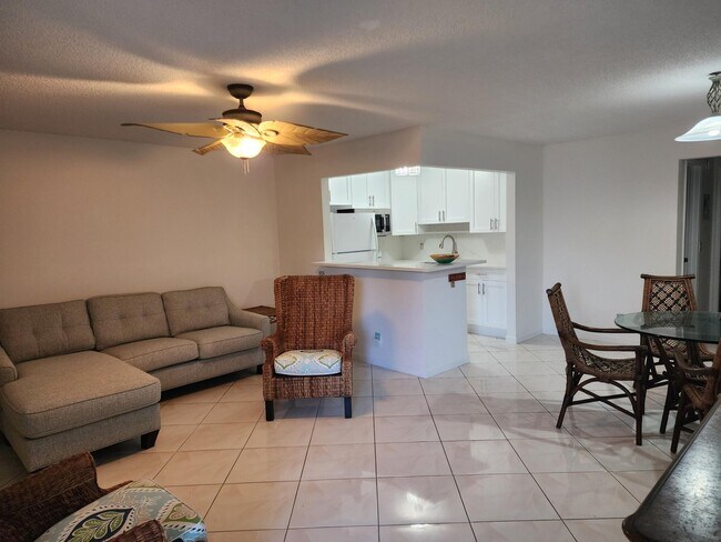 1111 Lake Ter, Unit 208 in Boynton Beach, FL - Building Photo - Building Photo