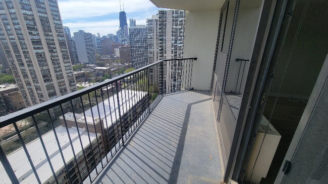 1560 N Sandburg Terrace in Chicago, IL - Building Photo - Building Photo