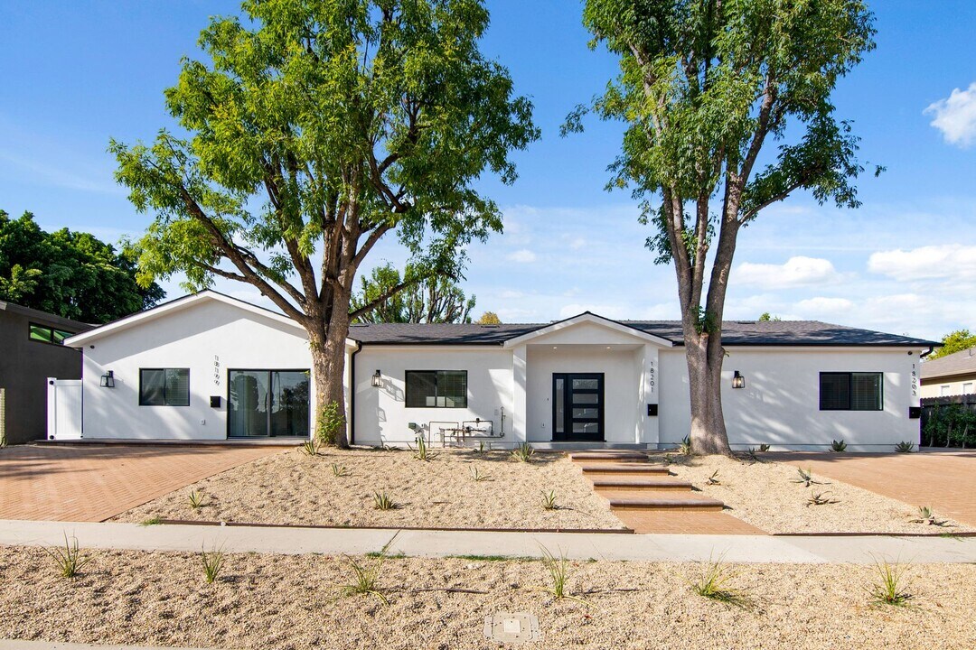 18201 Sunburst St in Los Angeles, CA - Building Photo