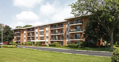 Falcon Pointe in Arlington Heights, IL - Foto de edificio - Building Photo