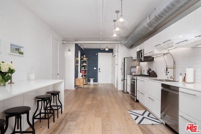 property at 4115 Glencoe Ave