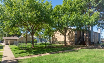 Hunters Way in Lubbock, TX - Building Photo - Interior Photo