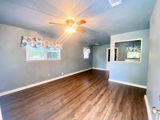 689 Beaver in Tow, TX - Building Photo - Building Photo