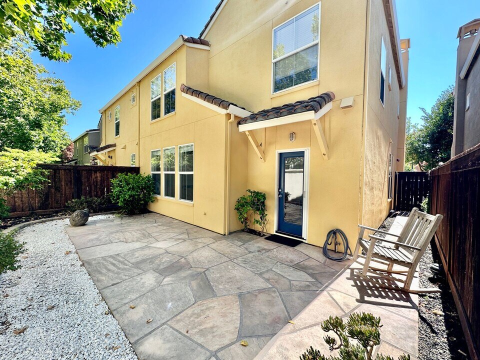 82 Gann Way in Novato, CA - Foto de edificio
