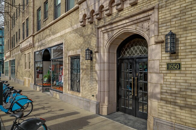 1650 W Roscoe St in Chicago, IL - Building Photo - Building Photo
