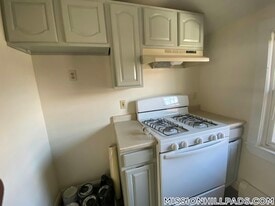 40 Winthrop St in Boston, MA - Building Photo