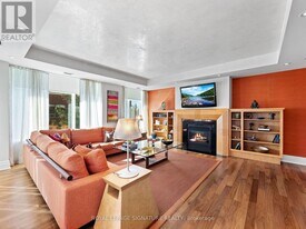 155 St Clair Ave W in Toronto, ON - Building Photo