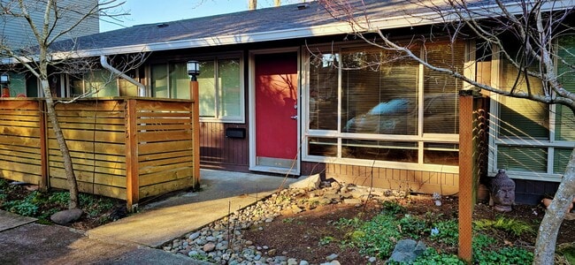 2831-2837-2837 SW Troy St in Portland, OR - Building Photo - Building Photo