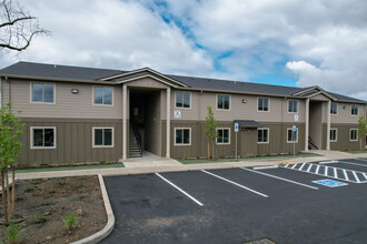 Happy Place Apartments in Sweet Home, OR - Building Photo - Building Photo