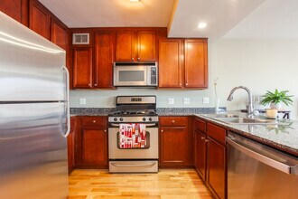 2300 N Commonwealth Ave, Unit 6E in Chicago, IL - Building Photo - Building Photo