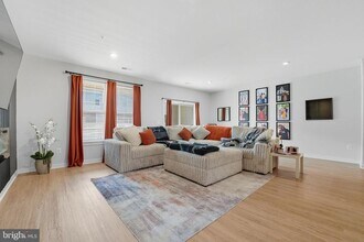 709 Thomas Ln in Manassas Park, VA - Building Photo - Building Photo