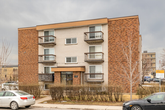 300 Cartier Boul O in Laval, QC - Building Photo - Building Photo