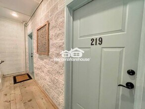 7922 Shore Dr, Unit 219 in Norfolk, VA - Foto de edificio - Building Photo