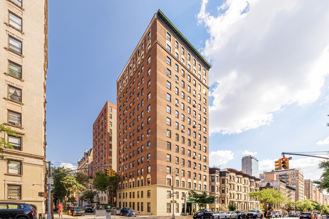 878 W End Ave in New York, NY - Building Photo