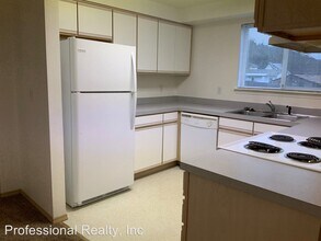 1102 Military Ave in Roseburg, OR - Building Photo - Building Photo