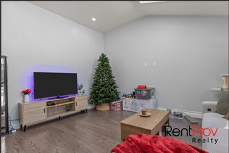 517 Country View Dr in Warwick, RI - Foto de edificio - Building Photo