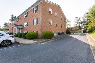 Summercrest Apartments in Waynesboro, VA - Building Photo - Building Photo