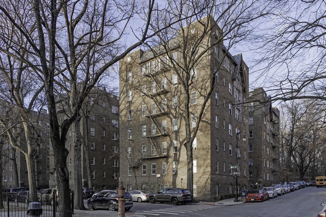 100 Van Cortlandt Park S in Bronx, NY - Building Photo