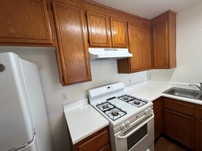 714 E Elk Ave in Glendale, CA - Foto de edificio - Building Photo