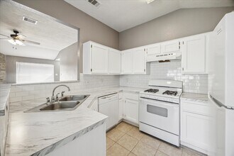 9438 Rippling Fields Dr in Houston, TX - Foto de edificio - Building Photo