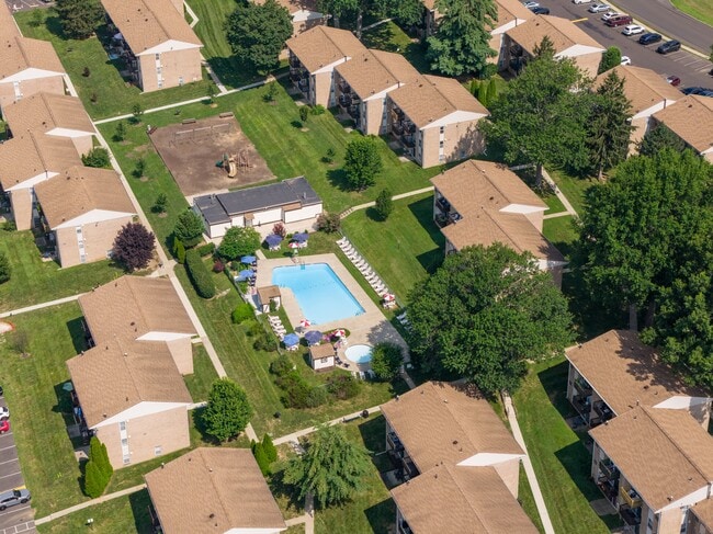 Top Of The Hill Apartments in Feasterville, PA - Foto de edificio - Building Photo