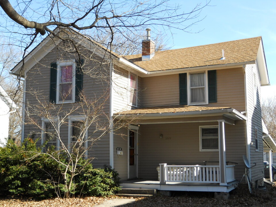 1220 Rhode Island St in Lawrence, KS - Foto de edificio