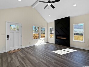 656 Skyline Dr in Bandera, TX - Foto de edificio - Building Photo