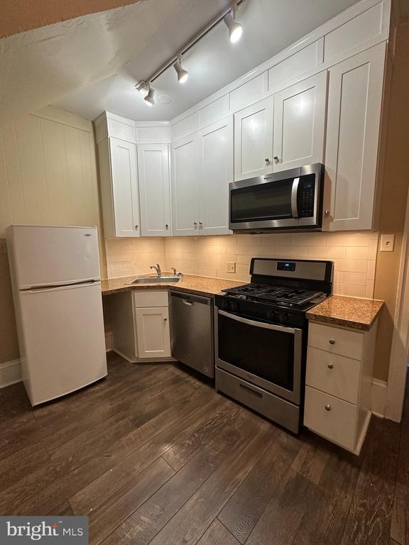 property at 224 W 14th St