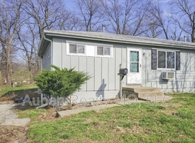 5247 Hadley St in Mission, KS - Building Photo