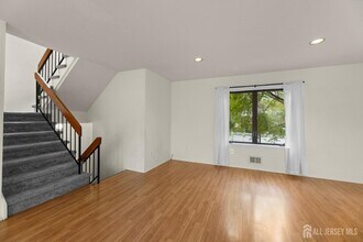 65 Diamond Ln in Old Bridge, NJ - Foto de edificio - Building Photo