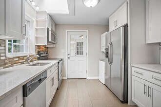14 Long Lots Rd in Westport, CT - Building Photo - Building Photo