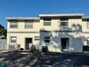 7902 SW 8th St in North Lauderdale, FL - Building Photo - Building Photo