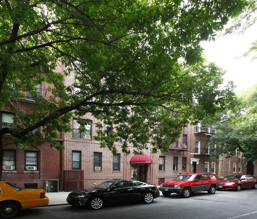 31-25 33rd St in Astoria, NY - Building Photo