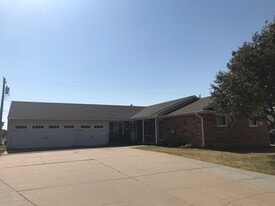 2705 28th St in Great Bend, KS - Building Photo