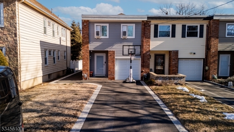 16 Onyx Ct in Passaic, NJ - Building Photo