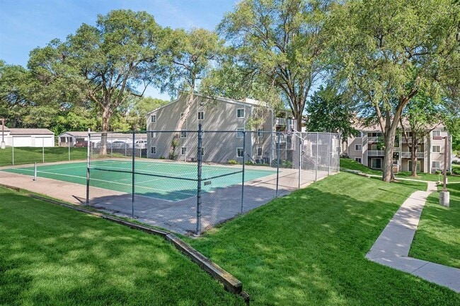 Grover Square Apartments in Omaha, NE - Building Photo - Building Photo