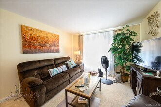 5 Sadore Ln in Yonkers, NY - Building Photo - Building Photo