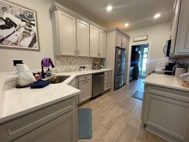 1040 Eucalyptus Dr-Unit -5 in Hollywood, FL - Building Photo - Building Photo