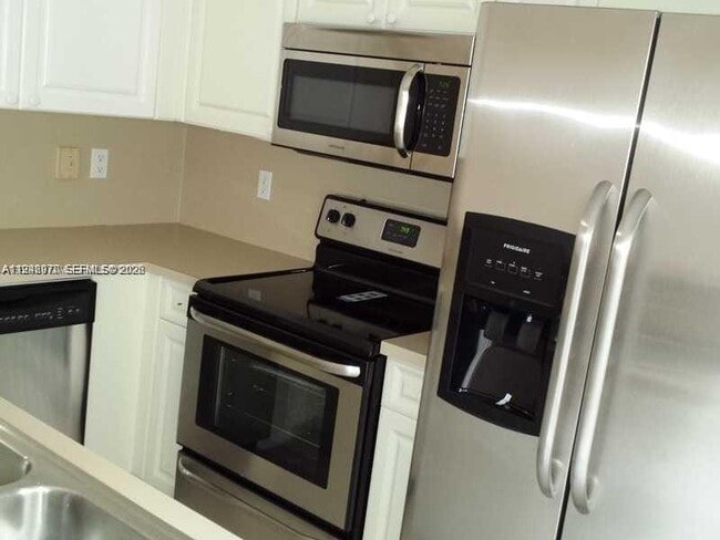 10740 NW 83rd St in Doral, FL - Foto de edificio - Building Photo