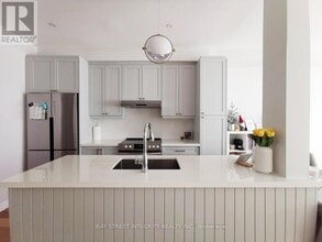 2381 Penrose Ln in Oakville, ON - Building Photo - Building Photo